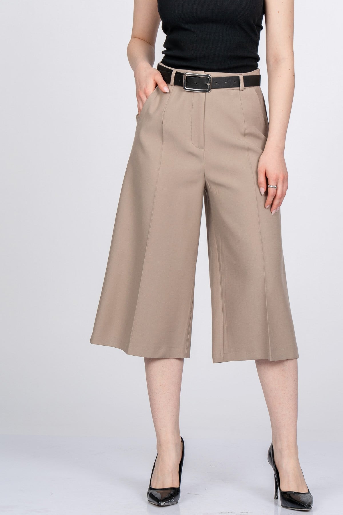 NIKKI KEMERLİ KISA PANTOLON - BEJ