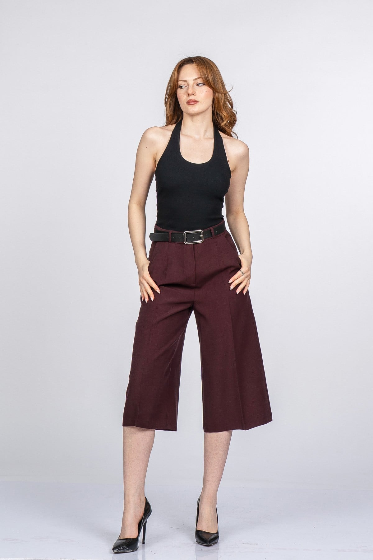NIKKI KEMERLİ KISA PANTOLON - BORDO