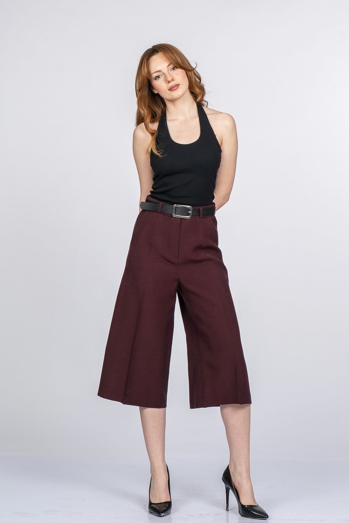 NIKKI KEMERLİ KISA PANTOLON - BORDO