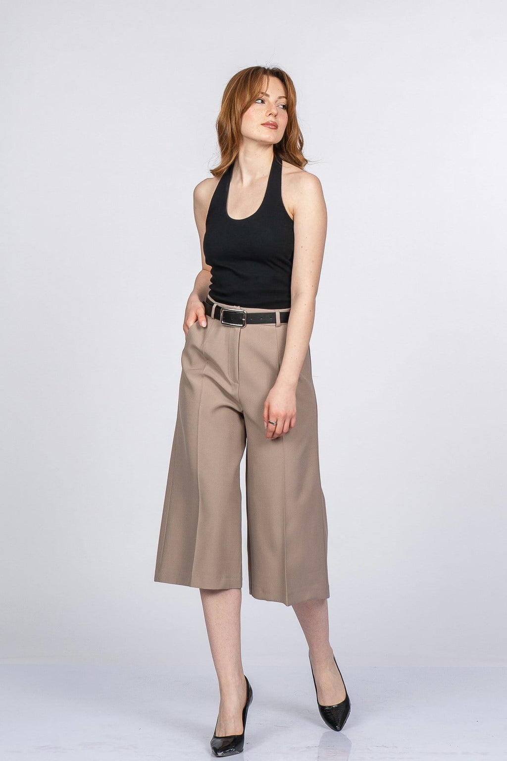 NIKKI KEMERLİ KISA PANTOLON - BEJ