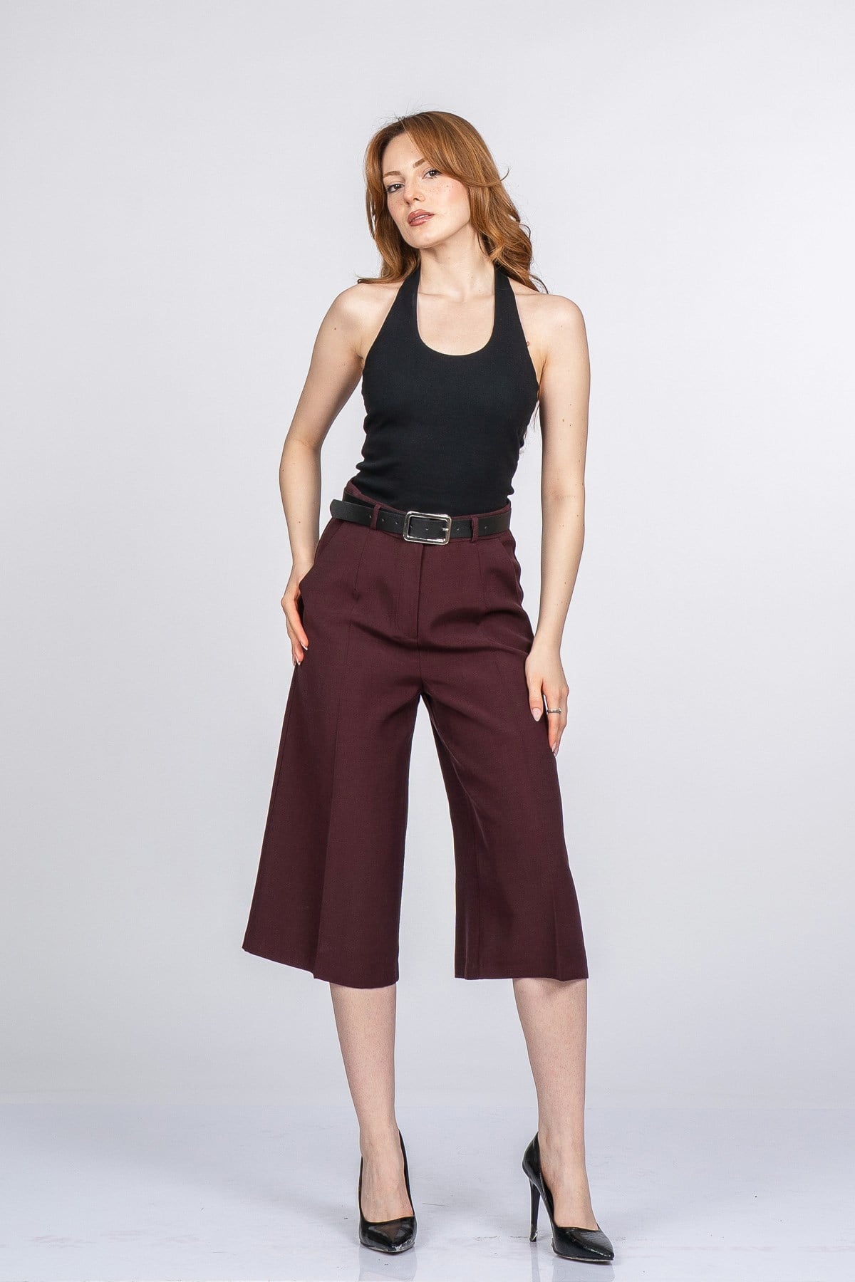 NIKKI KEMERLİ KISA PANTOLON - BORDO