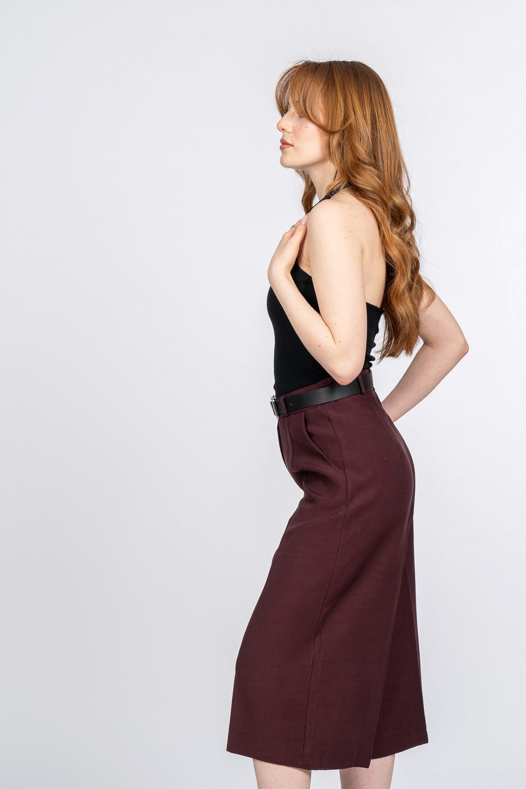 NIKKI KEMERLİ KISA PANTOLON - BORDO