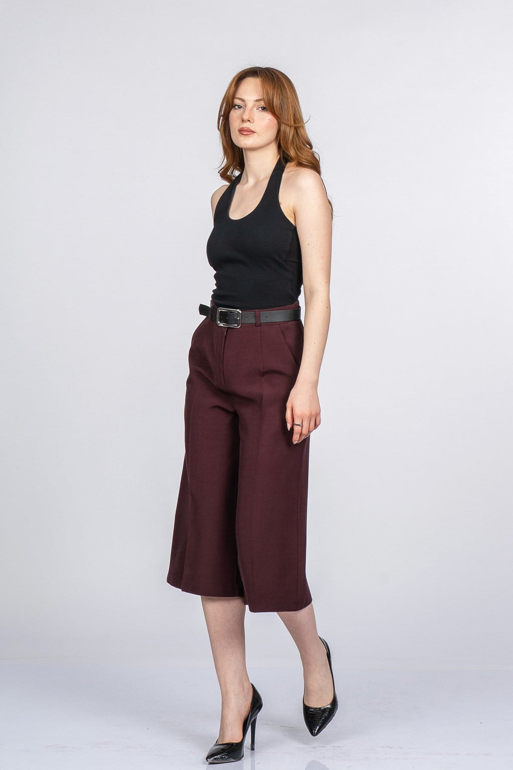 NIKKI KEMERLİ KISA PANTOLON - BORDO